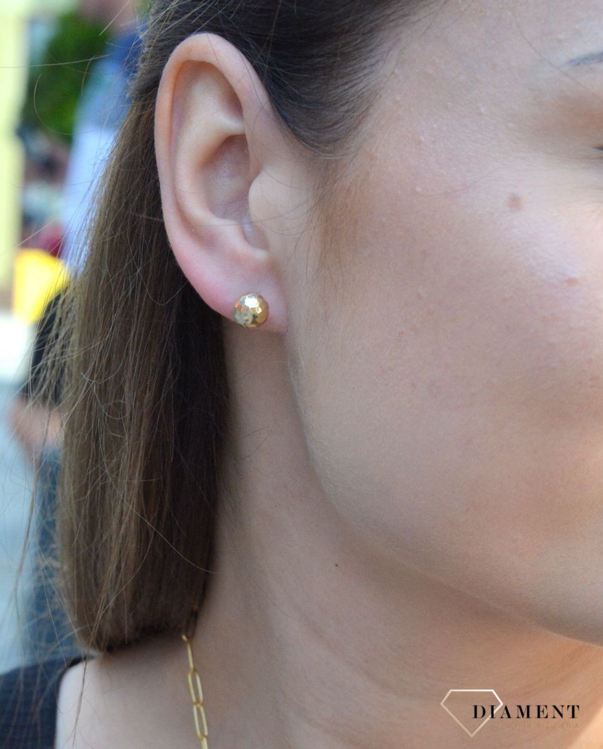 Złote kolczyki 333 kulki grawerowane KL 3422 333. Kolczyki w minimalistycznym stylu, wpisujące się w obecne trendy modowe. Delikatna forma, złota to idealne uzupełnienie eleganckich stylizacji..jpg